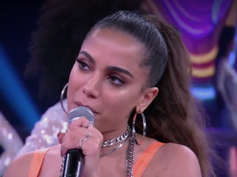 Anitta faz revelação sobre o marido: “Está no camarim dormindo”