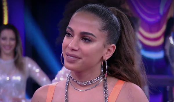 Anitta faz revelação sobre o marido: “Está no camarim dormindo”