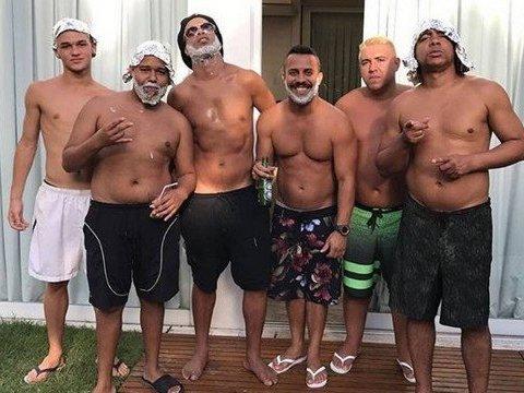 De visual novo, Ronaldinho Gaúcho aproveita dia com os ‘parças’
