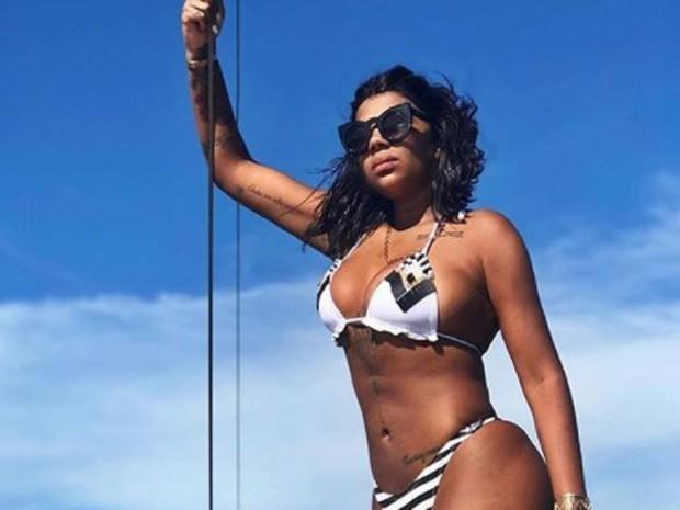 Ludmilla capricha no carão de biquíni em passeio de barco