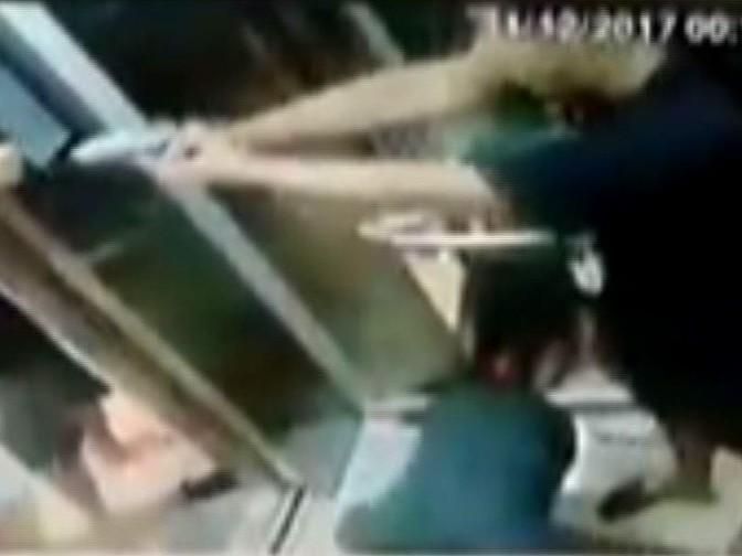 Turista troca socos com jovens em elevador e vídeo viraliza
