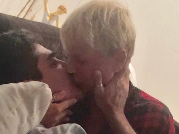 Xuxa posta foto dando "beijaço" em namorado Junno Andrade