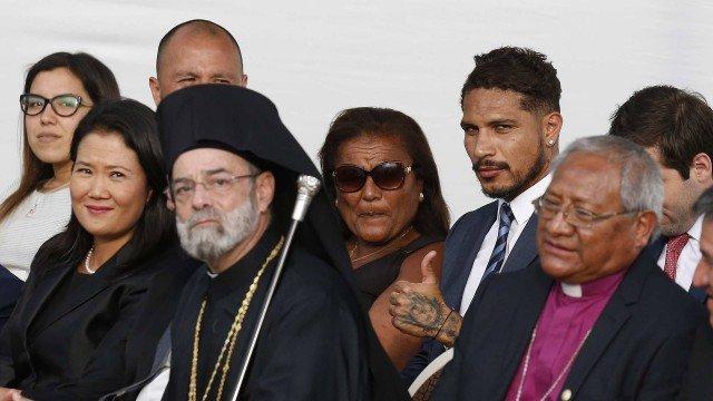 Suspenso pela Fifa, Guerrero acompanha discurso do Papa em Lima