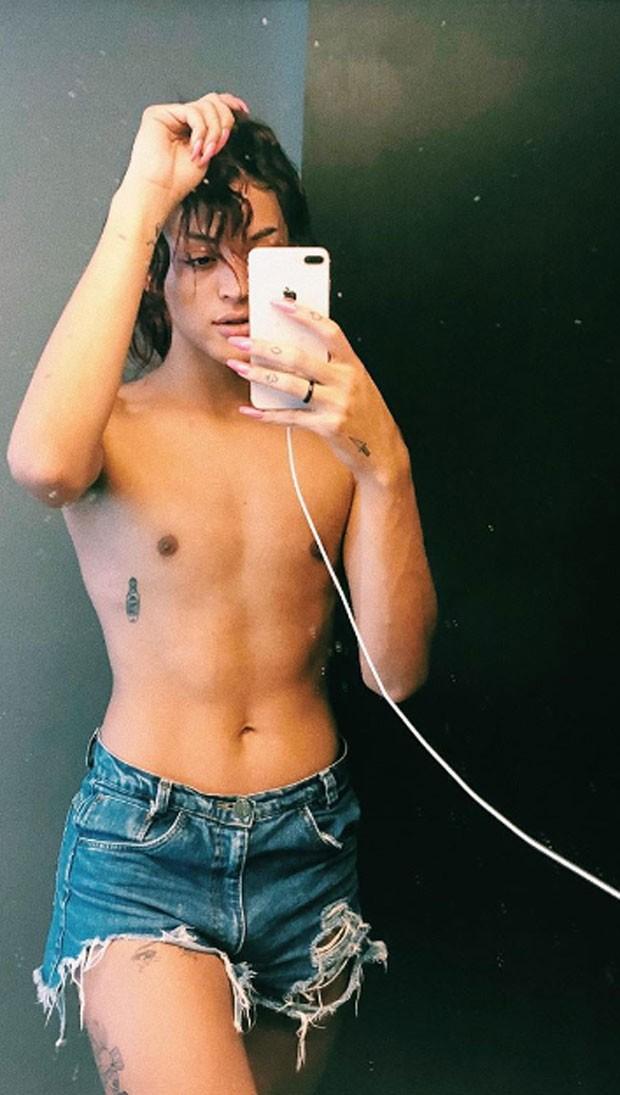 Pabblo Vittar sensualiza e posta foto sem camisa nas redes sociais