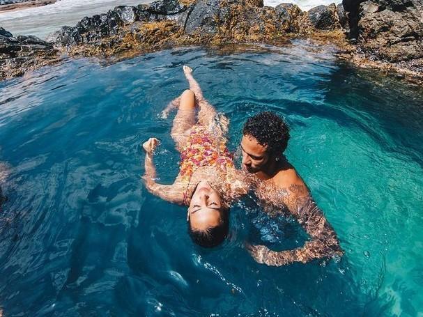 Neymar manda flores e Bruna Marquezine se declara: "Eu te amo"