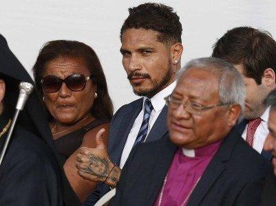Suspenso pela Fifa, Guerrero acompanha discurso do Papa em Lima