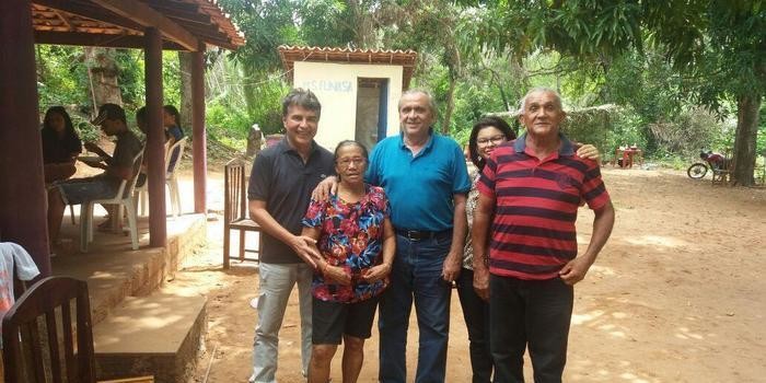 Prefeito e vice prestigiam aniversário de agente de saúde