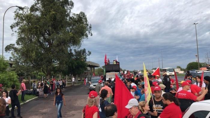 Manifestantes fazem caminhada em apoio a Lula em Porto Alegre