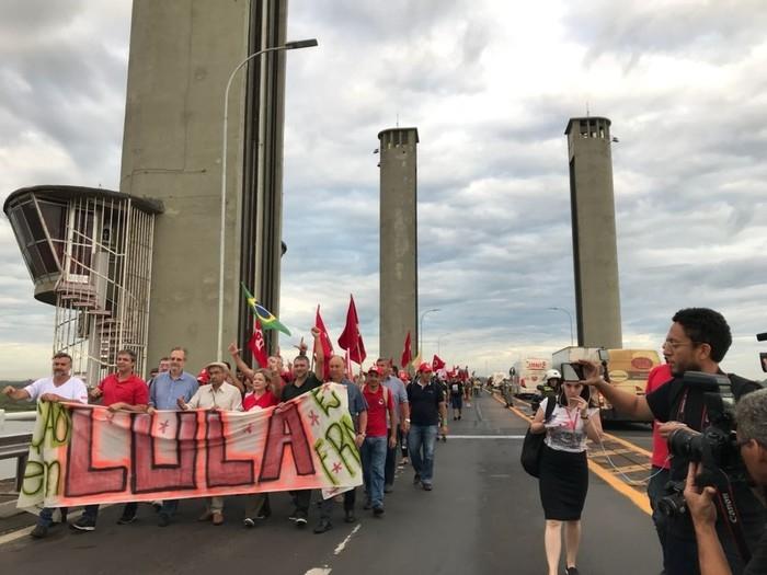 Manifestantes fazem caminhada em apoio a Lula em Porto Alegre