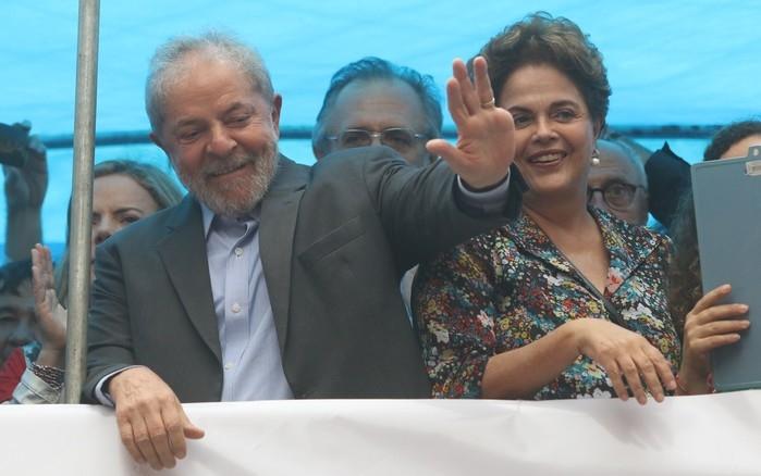 Lula e Dilma participam de manifestação em Porto Alegre  (Crédito: Roberto Vinícius/Estadão Conteúdo)