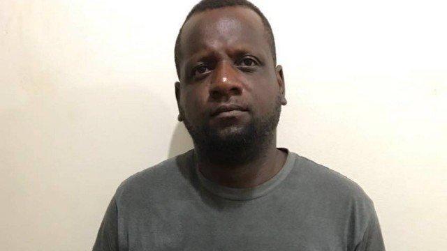 Homem é preso após estrangular e matar esposa com fio de TV