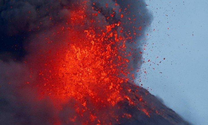 Vulcão Mayon explode nas Filipinas (Crédito: Bullit Marquez / AP)