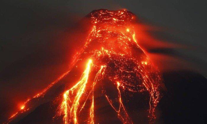 Vulcão Mayon explode nas Filipinas (Crédito: Bullit Marquez / AP)