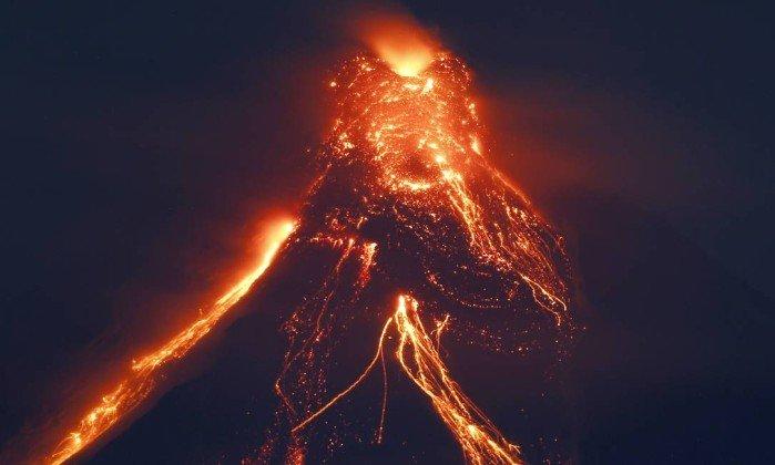 Vulcão Mayon explode nas Filipinas (Crédito: Bullit Marquez / AP)
