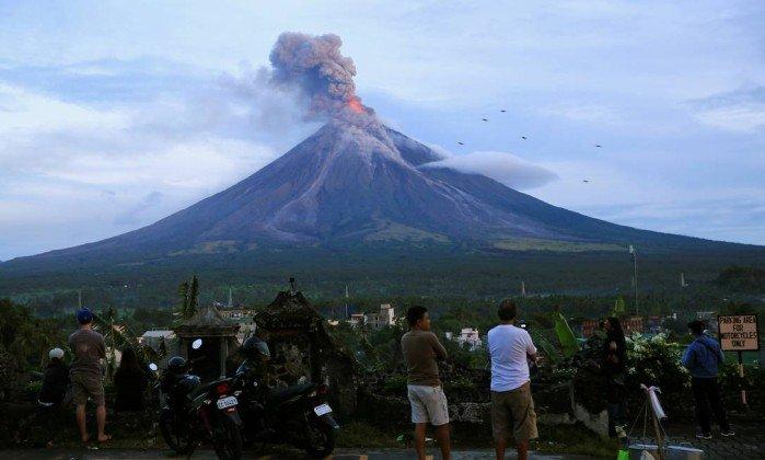 Vulcão Mayon explode nas Filipinas (Crédito: Bullit Marquez / AP)