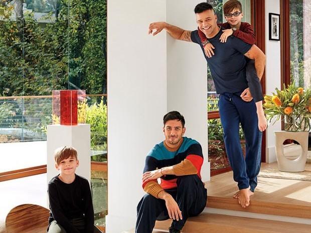 Ricky Martin abre a mansão em que vive com marido e filhos gêmeos