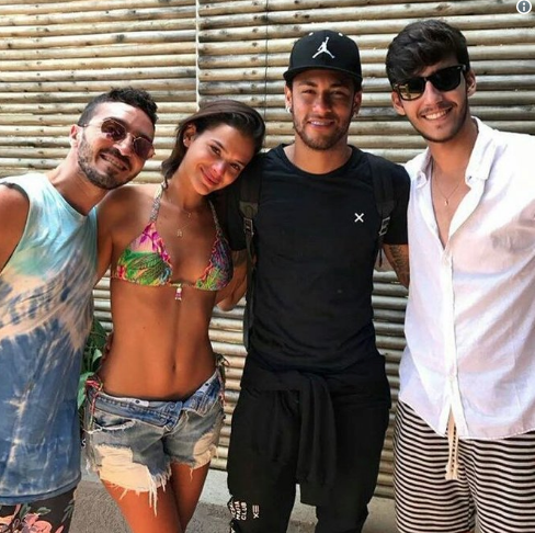 Marquezine se emociona ao se despedir de Neymar em Noronha
