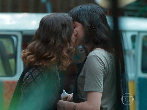 Malhação exibe primeiro beijo lésbico e cena repercute na internet
