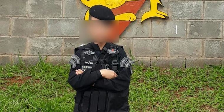 Criança com arma e farda é levada a delegacia e pai é algemado