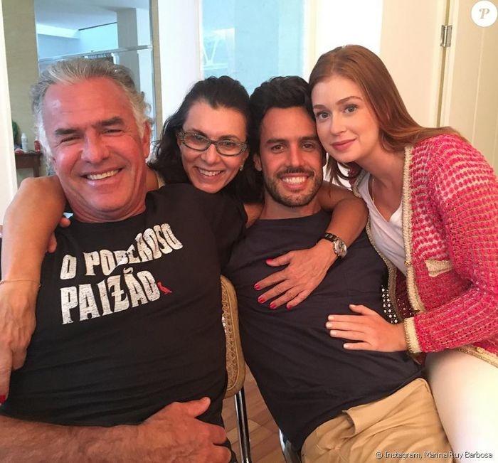 Marina posa com marido e os sogros