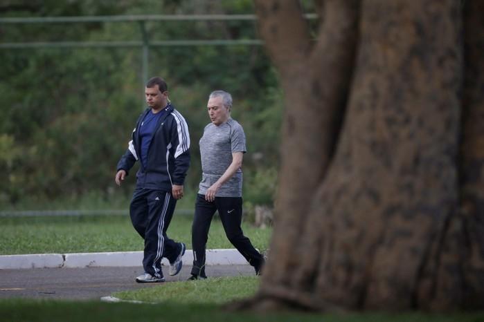 Temer durante caminhada no Palcio do Jaburu