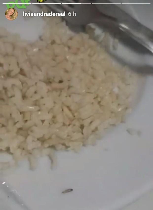 Lívia Andrade fica surpresa ao encontrar larva em seu prato