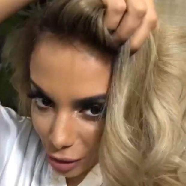 Anitta muda o visual e surpreende fãs em rede social