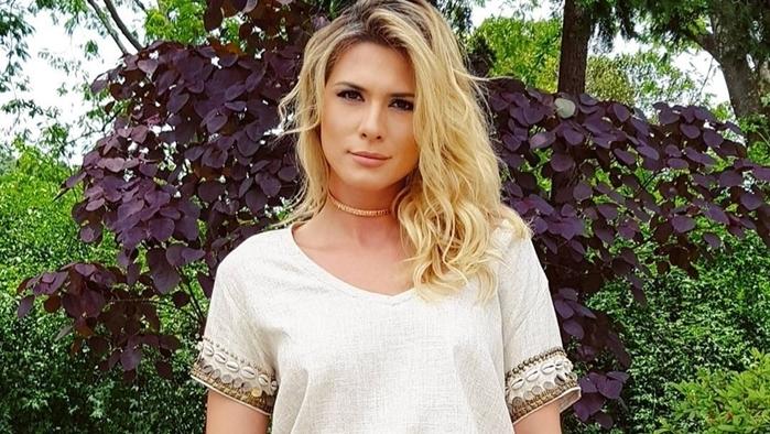 Lívia Andrade fica surpresa ao encontrar algo inusitado em seu prato