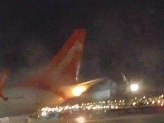 Dois aviões se chocam causando explosão e pânico em Toronto