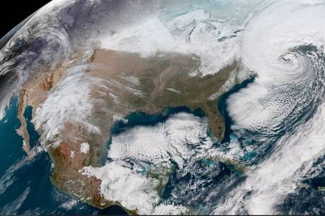 Imagem de satélite mostra boa parte dos EUA e Canadá coberta por neve (Crédito: Divulgação/Nasa)