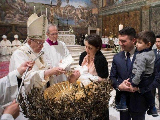 Papa Francisco incentiva mães amamentarem na Capela Sistina