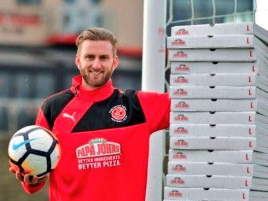 Por não sofrer gol em jogo, goleiro ganha 1 ano de Pizza grátis