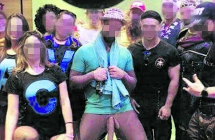 Funcionário é demitido após se fantasiar de “negão do zap”
