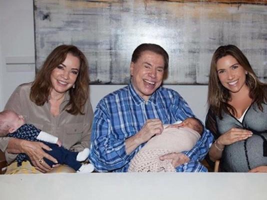 Orgulhoso, Silvio Santos posa com