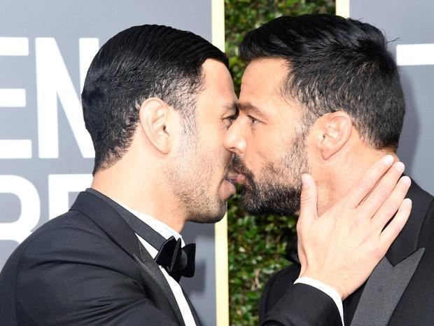 Ricky Martin leva o noivo ao Globo de Ouro e casal troca carinhos