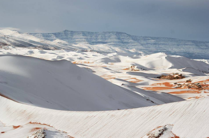 Deserto do Saara fica coberto de neve e imagens impressionam