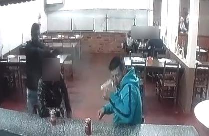 Homem é executado dentro de pizzaria na região de Curitiba