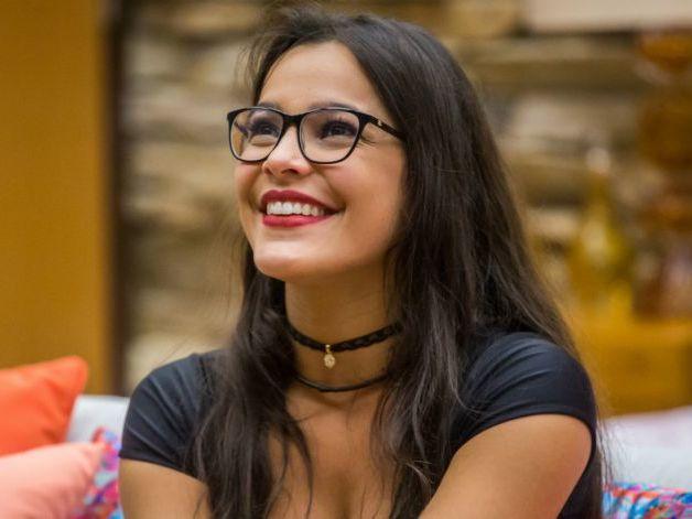 Após ser dispensada da Globo, Emilly vende camisetas para se manter