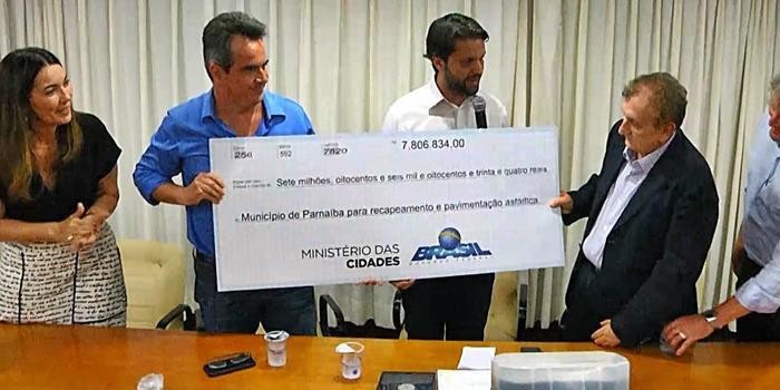 Ministro entrega mais de R$ 7 milhões para asfaltos em Parnaíba