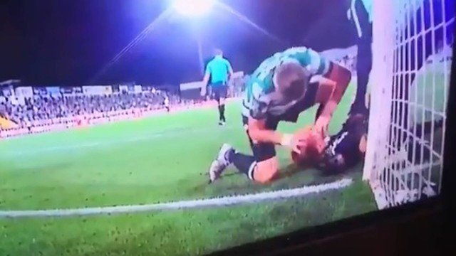 Uruguaio Sebastian salva goleiro após choque da cabeça na trave