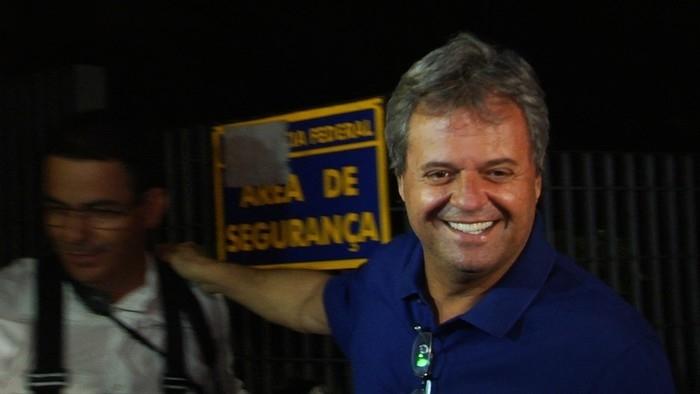 Jayme Rincón sorri ao ser solto (Crédito: Reprodução/TV Anhaguera)