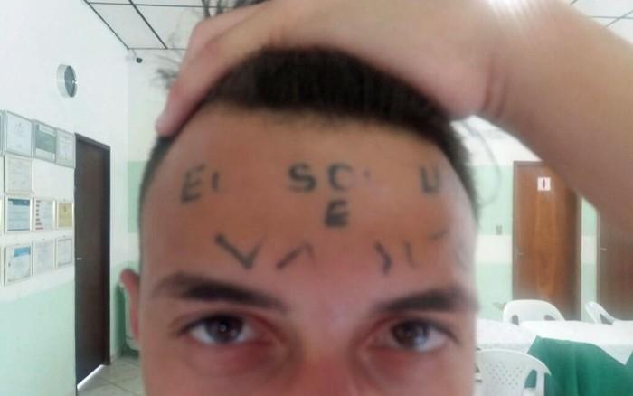 Rapaz tatuado na testa quando estava internado em clínica em Mairiporã (Crédito: Glauco Araújo/G1 )