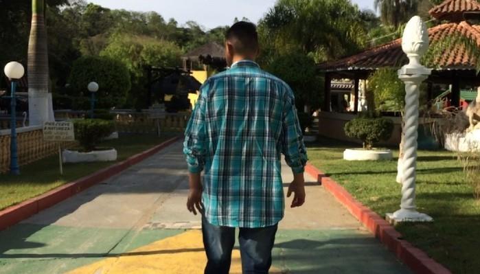 Rapaz tatuado na testa quando estava internado em clínica em Mairiporã (Crédito: Glauco Araújo/G1 )