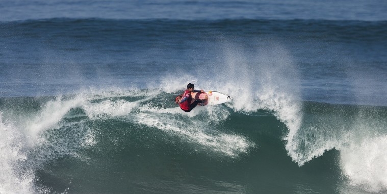 Gabriel Medina avança para semifinal na França e assume a liderança