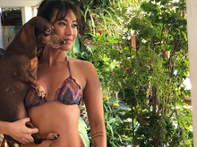 Dani Suzuki ostenta a boa forma com o cachorro no colo