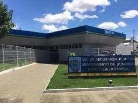 Bandidos invadem casa, matam presidiário e atiram na mãe em THE