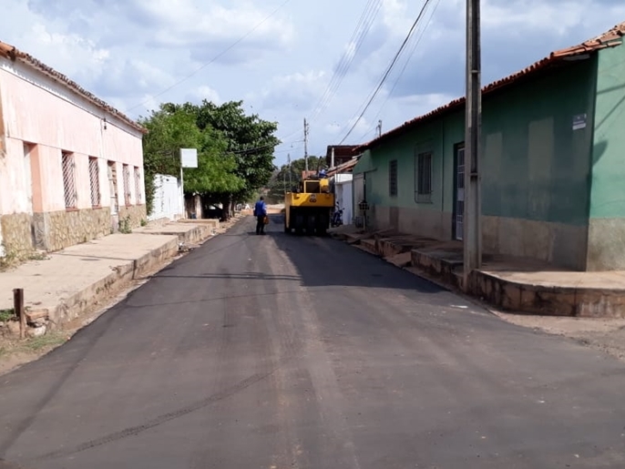 Rua Anísio de Abreu recebe obra de asfaltamento