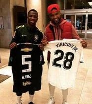 Vinicius Jr. encontra Rafael Vaz e dá camisa do Real ao ex-parceiro