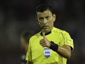 Árbitro famoso por polêmicas é escalado para semi da Libertadores