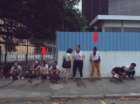 Bruna (em pé, de calça) e a namorada fazendo xixi na rua (Crédito: Reprodução/Instagram)